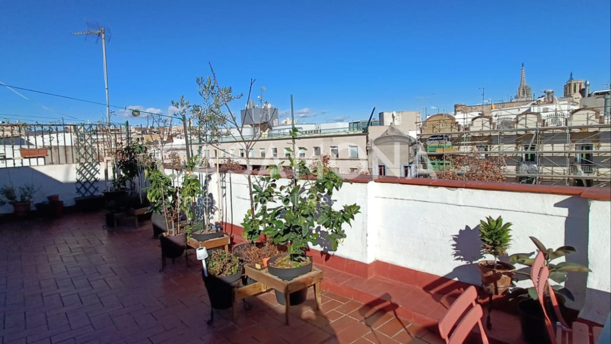 (SOLD) Central Penthouse with Lift and Community Terrace in La Rambla