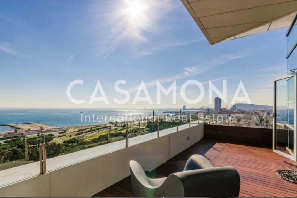 Ampli apartament en planta alta amb suite i balcó panoràmic que ofereix una gran vista sobre la ciutat i la platja