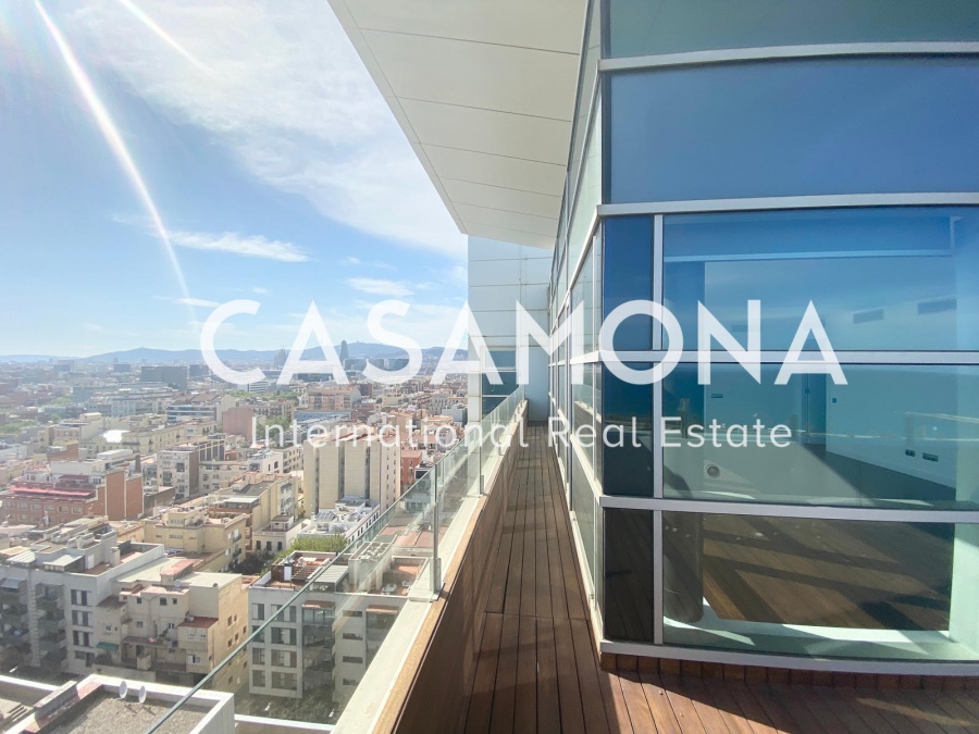 Ruim appartement op de bovenste verdieping met een suite en een panoramisch balkon met een groot uitzicht op de stad en het strand