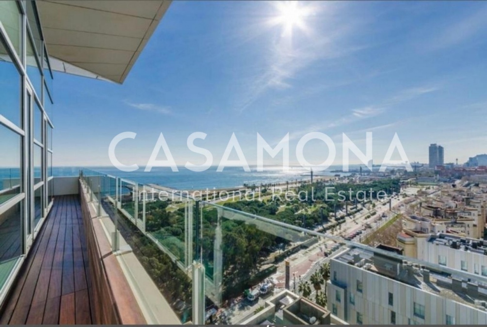 Ruim appartement op de bovenste verdieping met een suite en een panoramisch balkon met een groot uitzicht op de stad en het strand