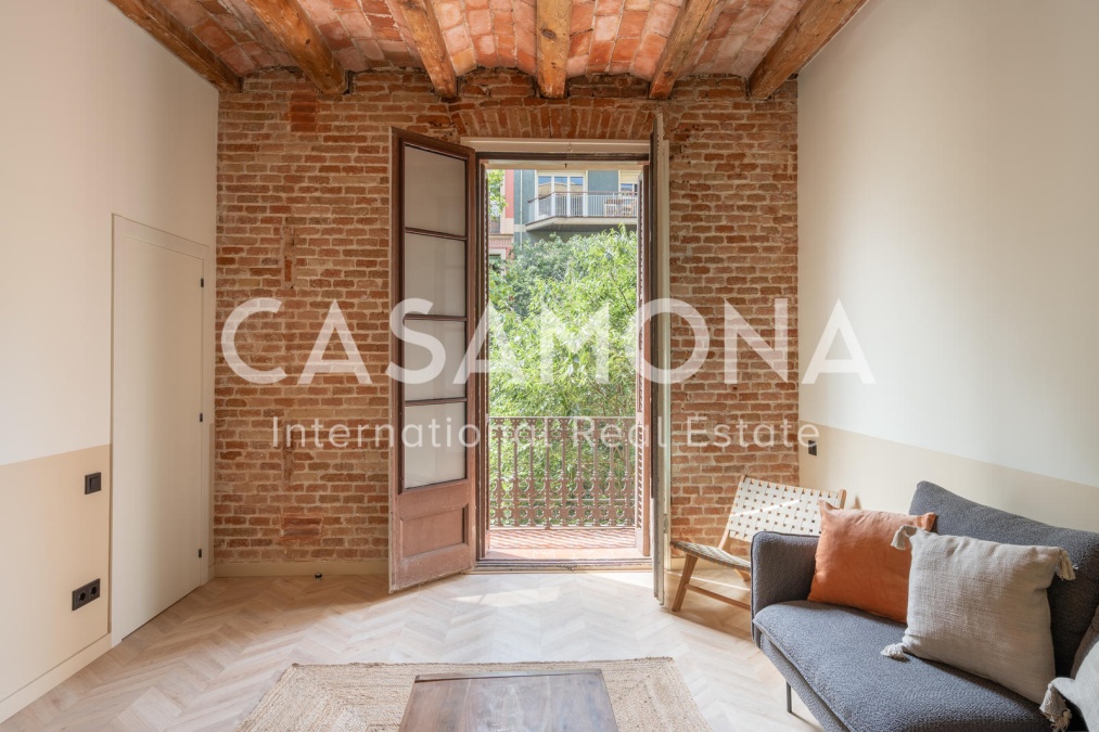 Camera singola comfort con balcone in un appartamento condiviso con 5 camere da letto nell'Eixample Dreta