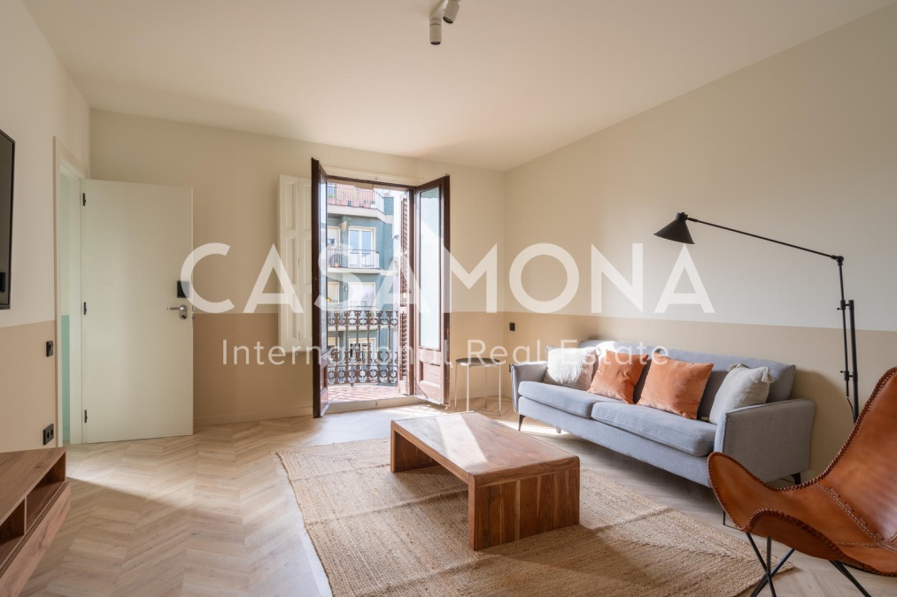 Camera singola comfort con balcone in un appartamento condiviso con 5 camere da letto nell'Eixample Dreta