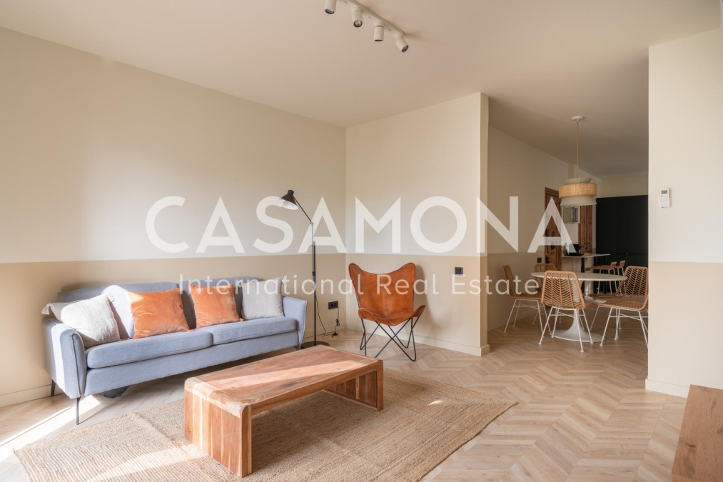 Individual Bedroom with Balcony in a Shared 5-Bedroom Apartment in Eixample Dreta