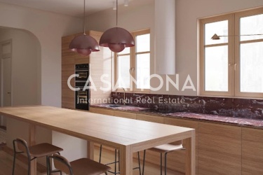 Newly Renovated Spacious 5 Bedroom Apartment With A Balcony Near Francesc Macia