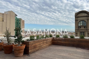 Geräumiges Penthouse mit privater Terrasse und Blick auf die Stadt in der Via Laietana