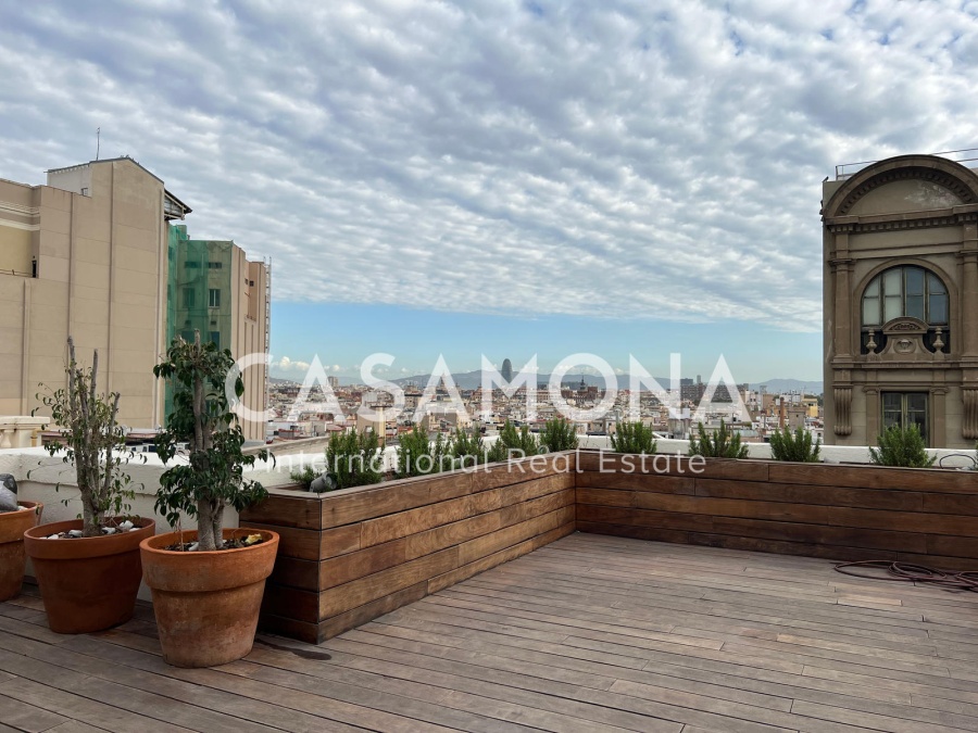 Ruim penthouse met eigen terras en uitzicht op de stad in Via Laietana