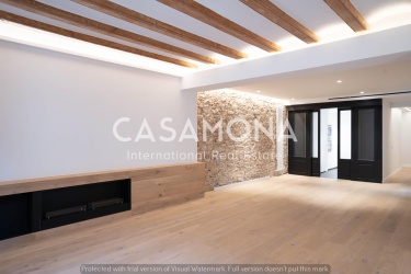 Urban Chic 3 Bedroom Apartment With Traditional Elements In Calle Avinyo