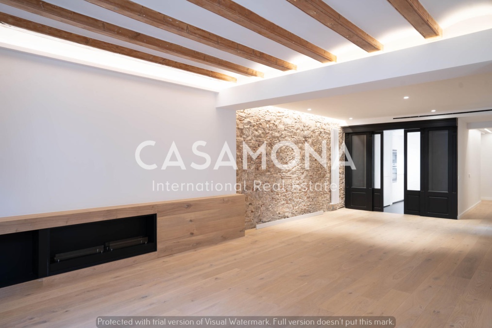 Apartamento Urban Chic de 3 Dormitorios con Elementos Tradicionales en la Calle Avinyo