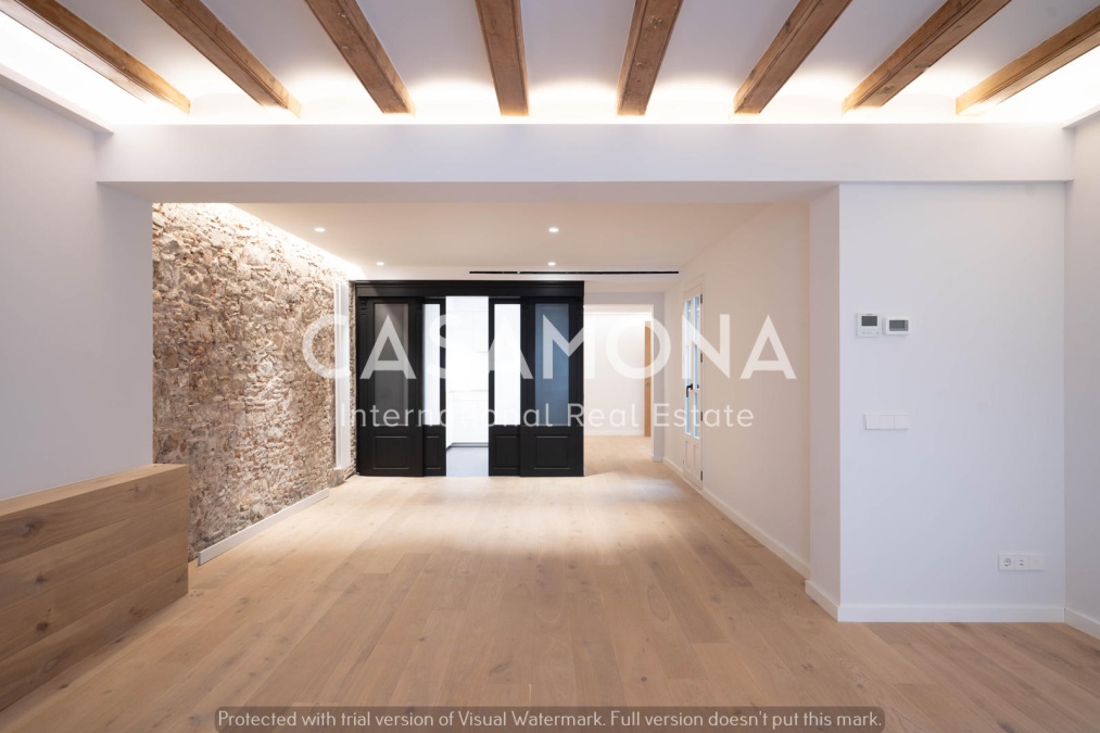 Apartamento Urban Chic de 3 Dormitorios con Elementos Tradicionales en la Calle Avinyo