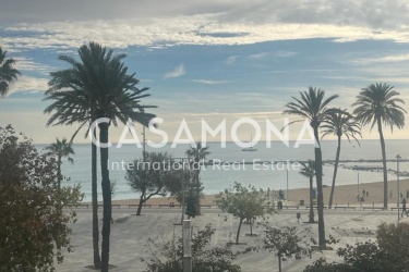 Te renoveren appartement met 3 slaapkamers aan het strand met een lift en een terras