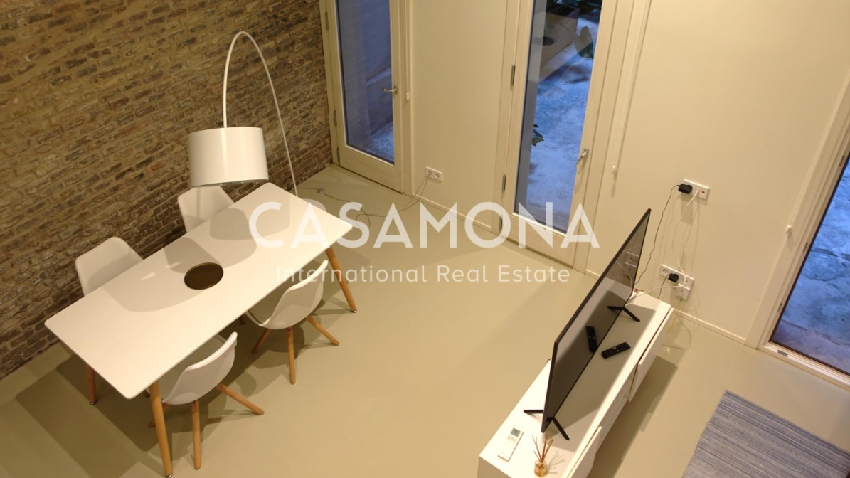 Bellissimo monolocale in stile loft con ampio patio