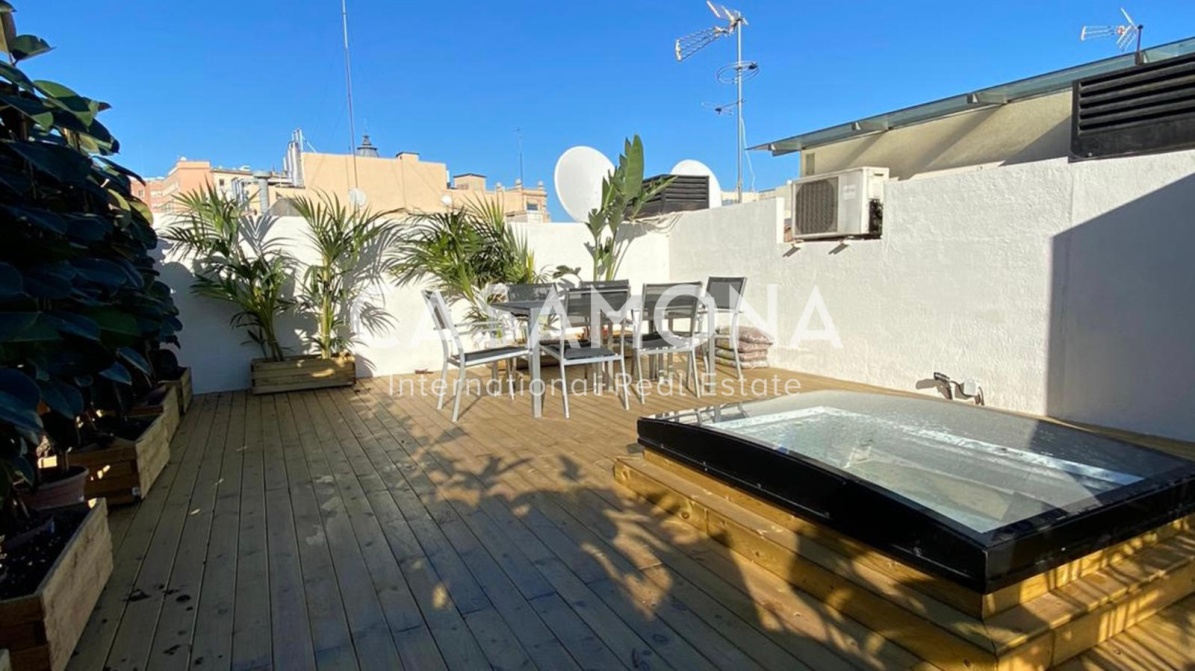 (VERKAUFT) Modernes Apartment mit eigener Terrasse im historischen Zentrum von Barcelona