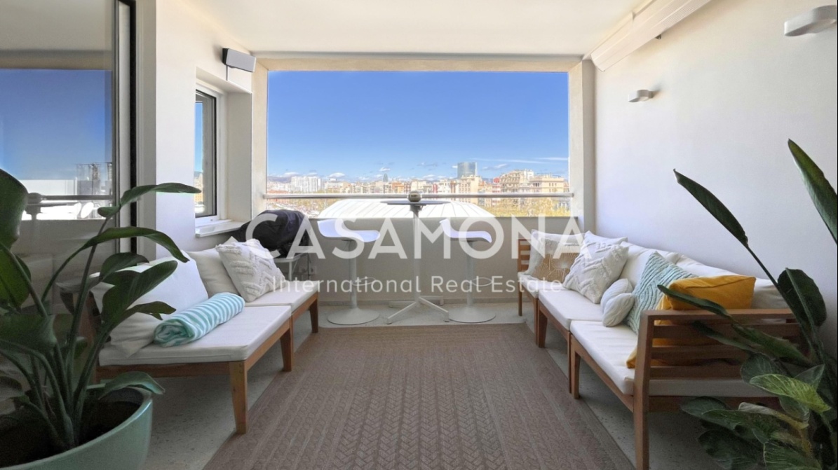 Espectacular apartamento de 2 dormitorios y 2 baños con una gran terraza y vistas en la Barceloneta