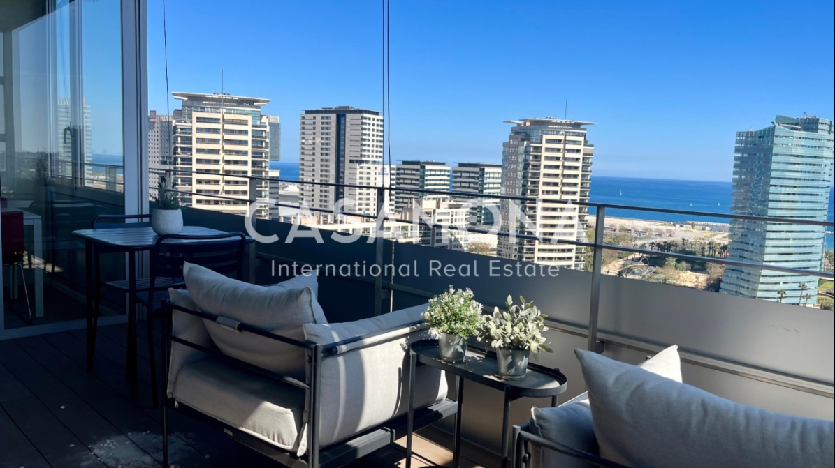 Apartamento totalmente reformado cerca de la playa con piscina y vistas al mar