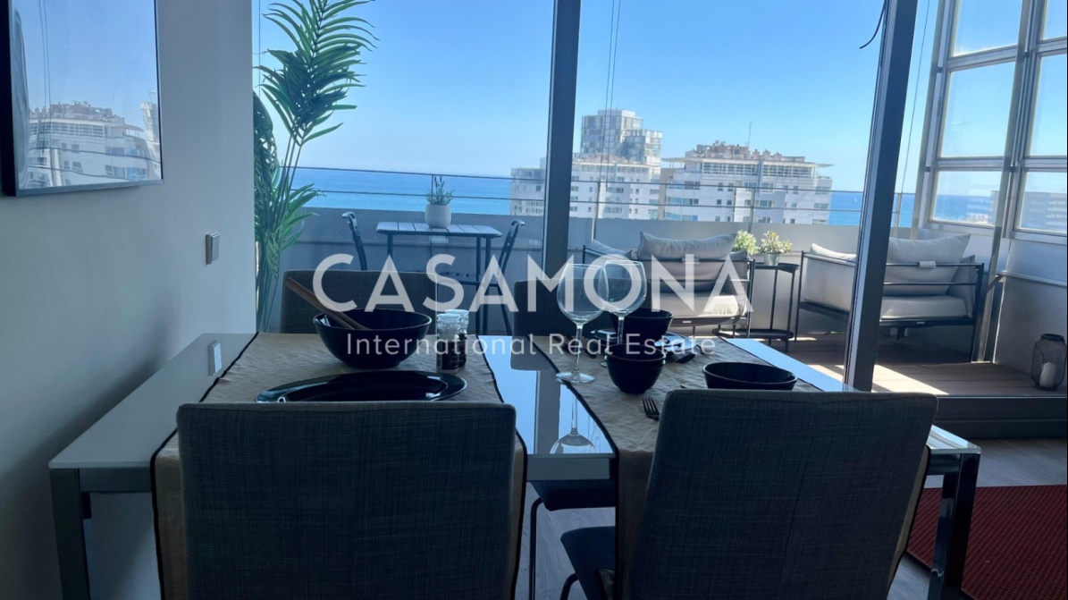 Apartamento totalmente reformado cerca de la playa con piscina y vistas al mar