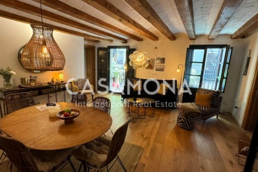 Stylish and Authentic 3-Bedroom Apartment with Elevator next to Via Laietana