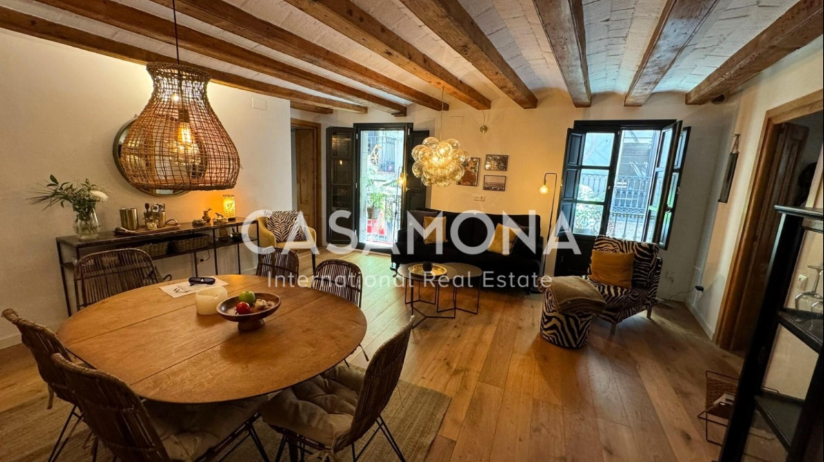 Stylish and Authentic 3-Bedroom Apartment with Elevator next to Via Laietana