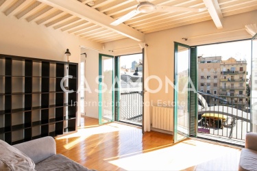 Gorgeous 2 Bedroom Apartment with an Elevator in Barceloneta