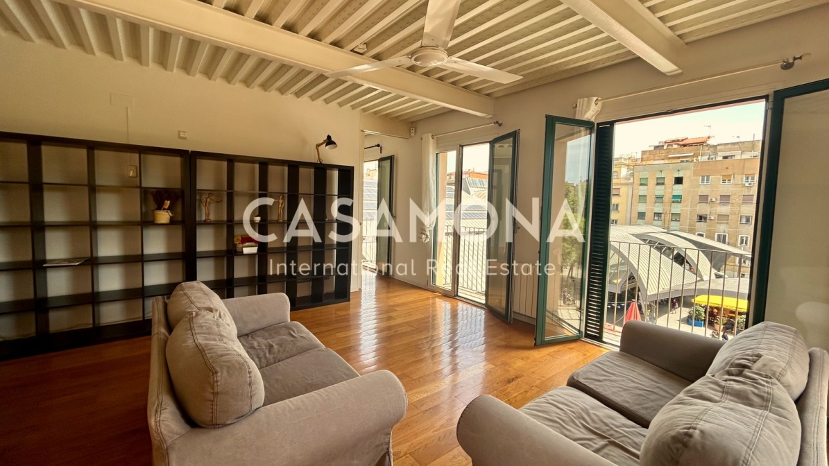 Six French Balconies, 2 Bedroom, 2 Bath Apartment with an Elevator in Barceloneta