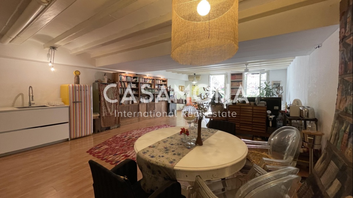 Spacious Loft with Private Patio in Eixample - Ideal for Investment