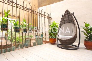 Stylish Newly Renovated Three-Bedroom Apartment for Sale in El Born