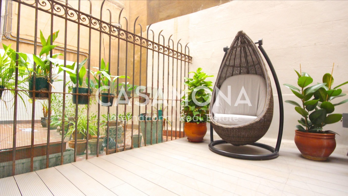 Stylish Newly Renovated Three-Bedroom Apartment for Sale in El Born