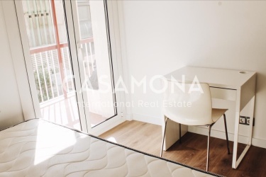 Bella camera in co-living a Les Corts