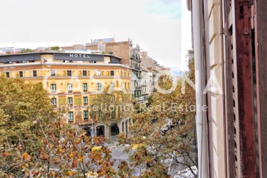 Habitació espaiosa en un modern apartament de co-living amb ascensor