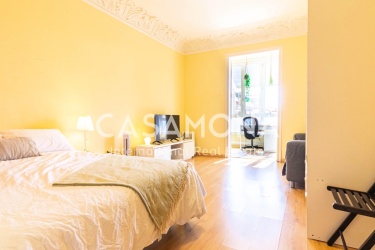 Stylish Room in Co-Living with a Double Bed in Eixample