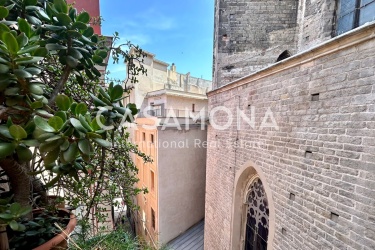 3 Bedroom Apartment with an Elevator for Renovation by the Church en El Born