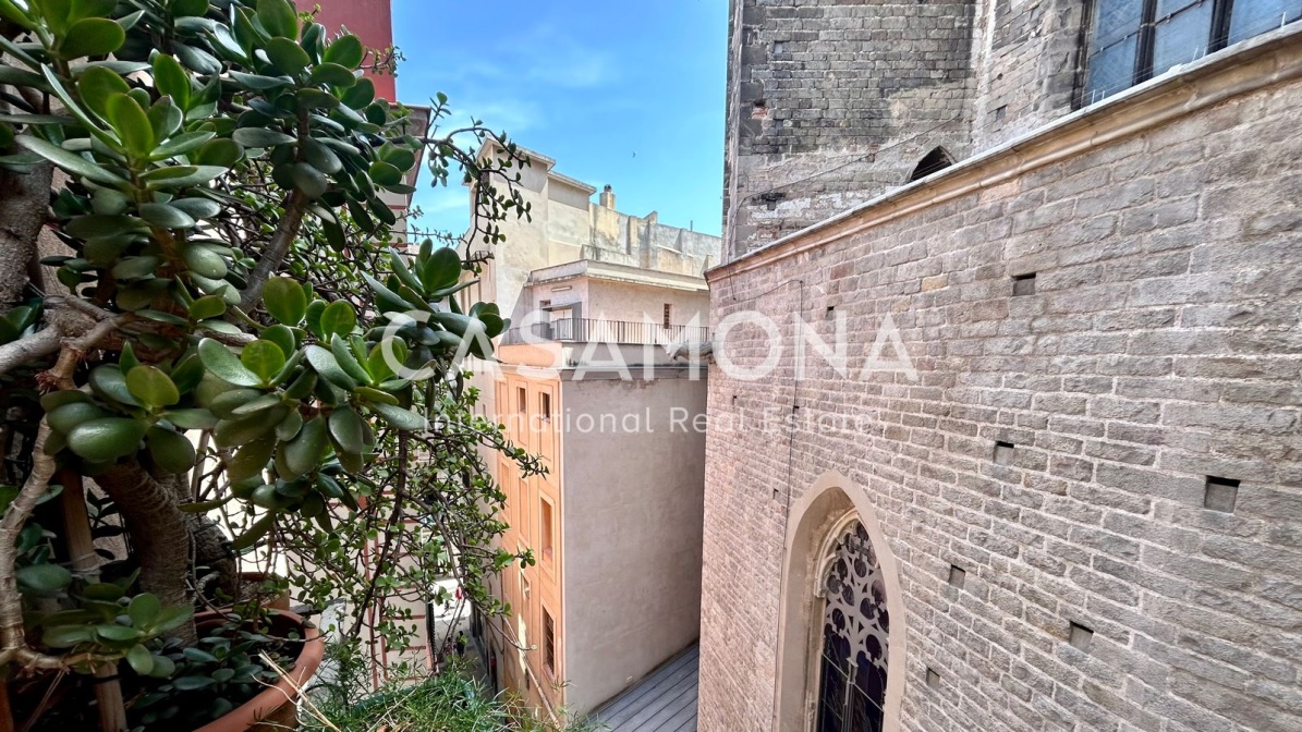 3 Bedroom Apartment with an Elevator for Renovation by the Church en El Born