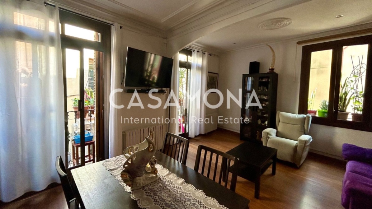 3 Bedroom Apartment with an Elevator for Renovation by the Church en El Born