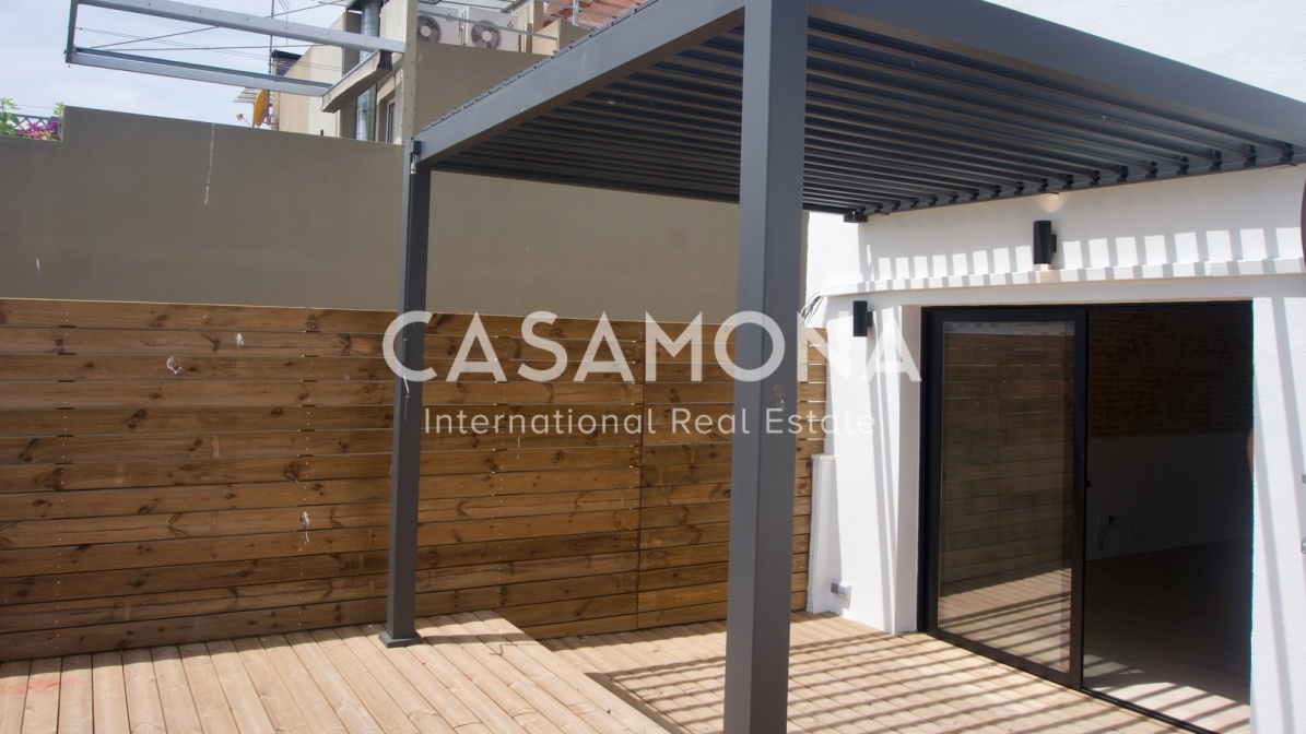 Apartamento reformado de 2 dormitorios con terraza soleada cerca de La Rambla de Raval