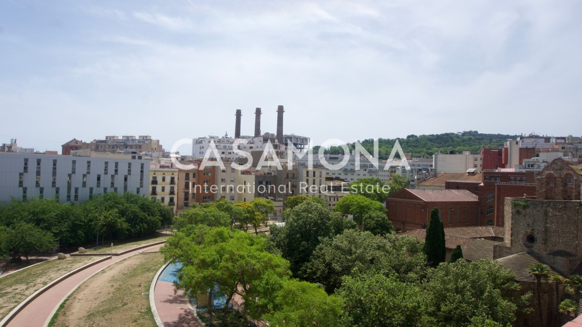 Apartamento reformado de 2 dormitorios con terraza soleada cerca de La Rambla de Raval