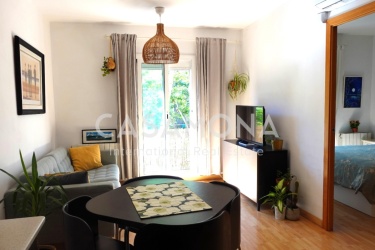 Charming 3 Bedroom Apartment with a Balcony in Poblenou