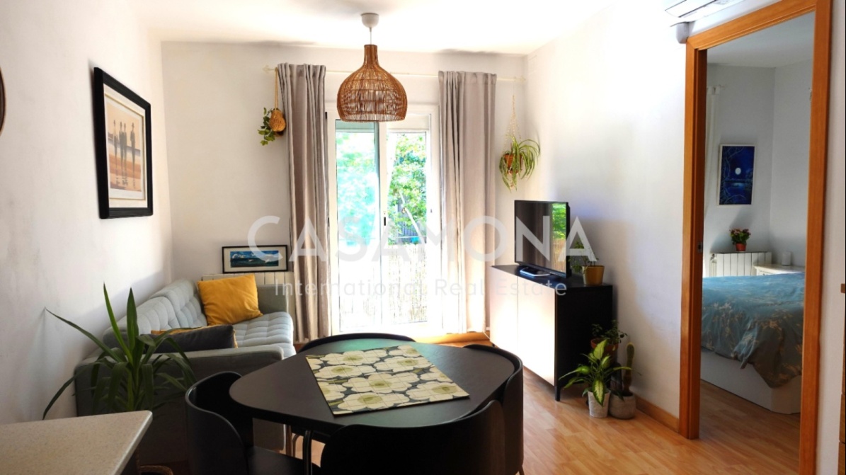 Charming 3 Bedroom Apartment with a Balcony in Poblenou