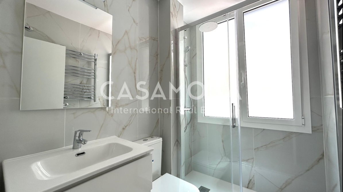 Bright 4 Bedroom Apartment With Elevator In Poble Nou - Great Rental Investment