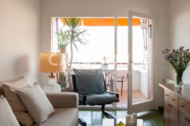 Bright 4-Bedroom Apartment with Exclusive Access to a Community Pool in Premià de Mar