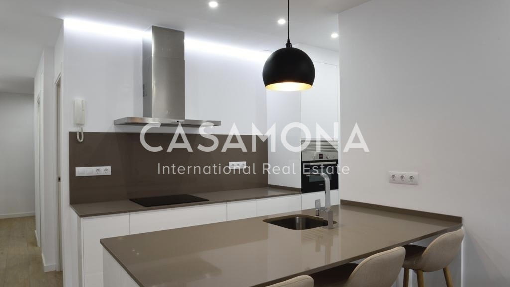 Contemporary 4-Bedroom Apartment in Sagrada Familia