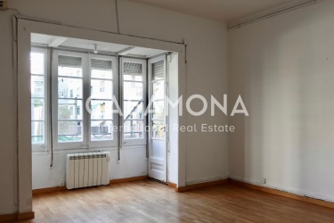 (VENDIDO) Amplio piso de 4 dormitorios con mucha luz natural en el Eixample Esquerra