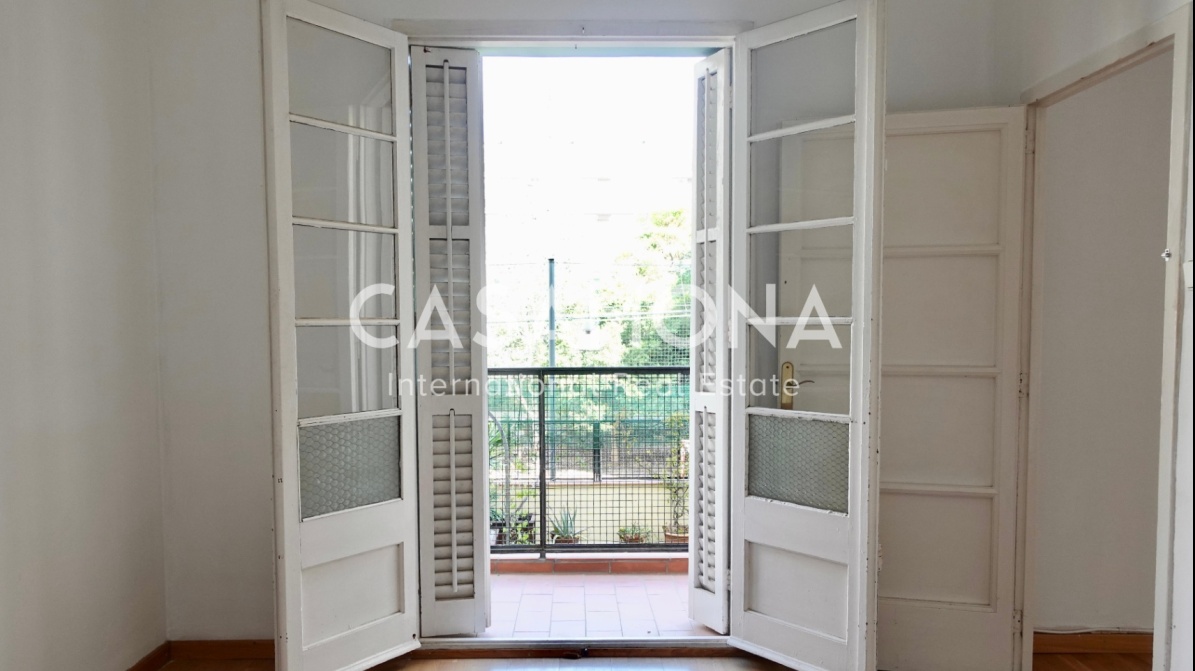 (SOLD) Spacious 4-bedroom Apartment with lots of Natural Light in Eixample Esquerra