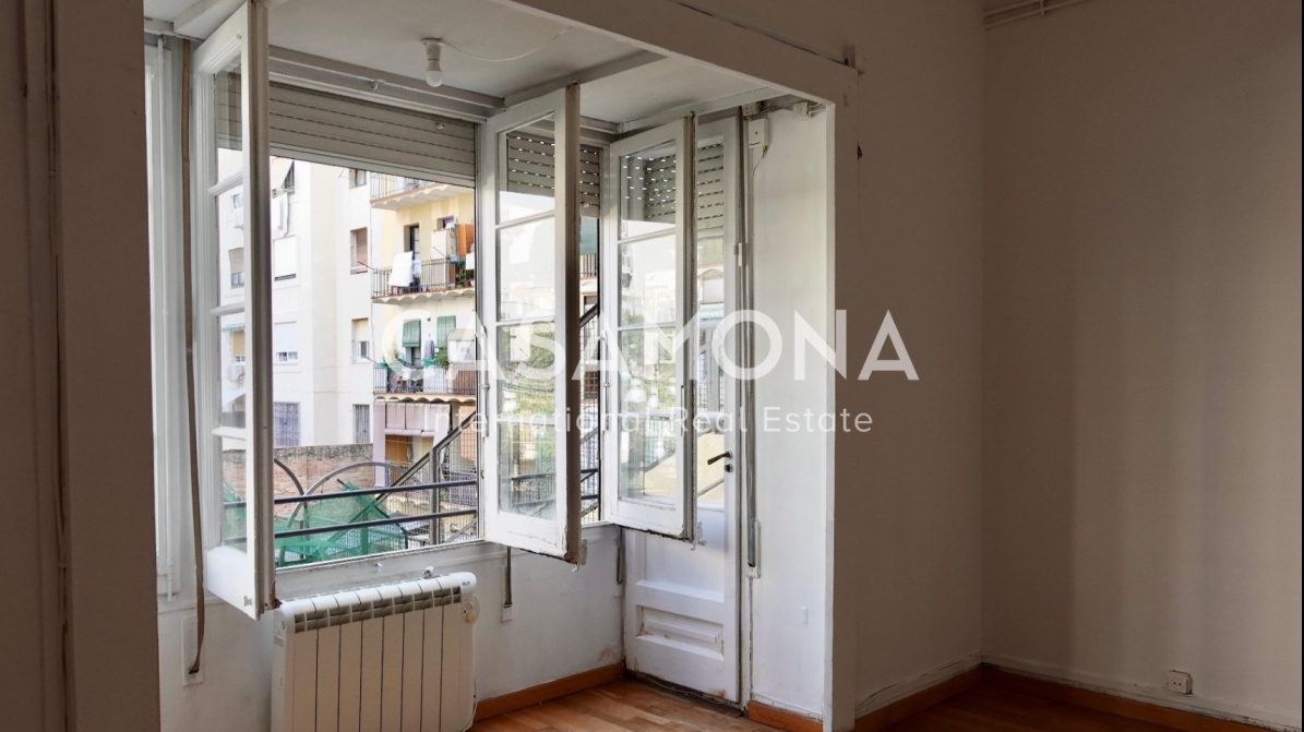 (VENDIDO) Amplio piso de 4 dormitorios con mucha luz natural en el Eixample Esquerra