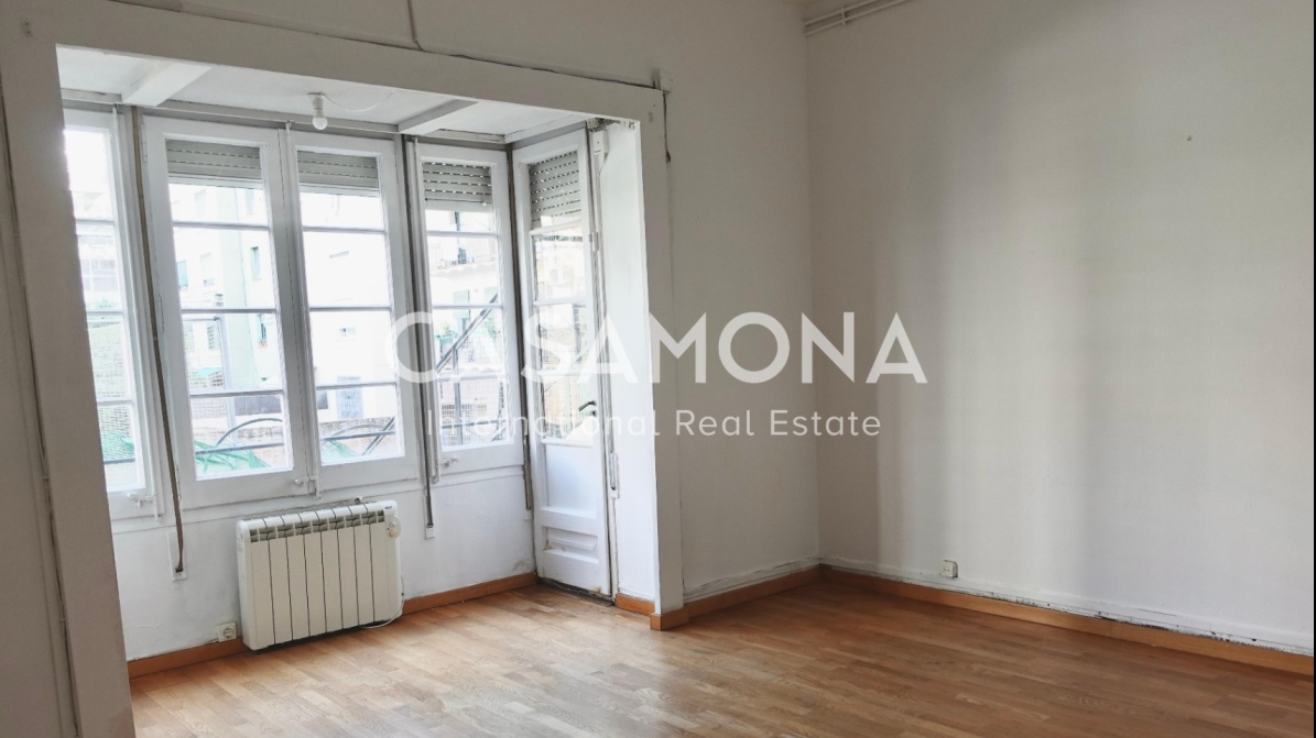 (VENDIDO) Amplio piso de 4 dormitorios con mucha luz natural en el Eixample Esquerra