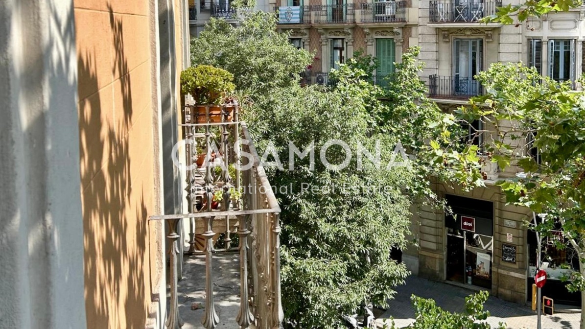 Ljus studio i hjärtat av Eixample med balkonger