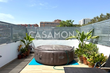 Tríplex con Terraza Privada y Tres Dormitorios en Poble Nou