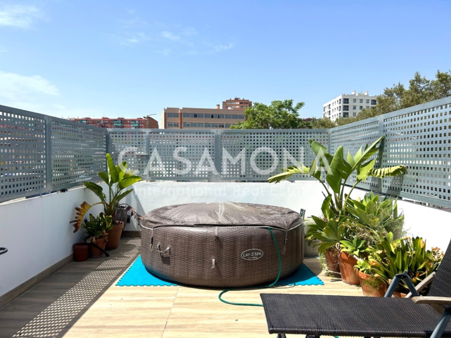 Triplex med privat terrass och tre sovrum i Poble Nou