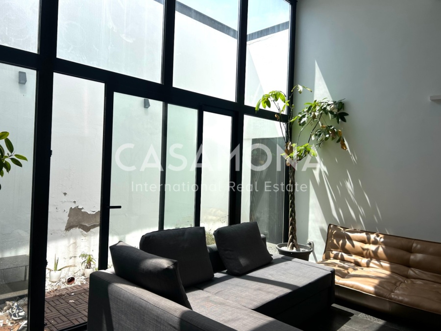 Triplex with Private Terrace and Three Bedrooms In Poble Nou