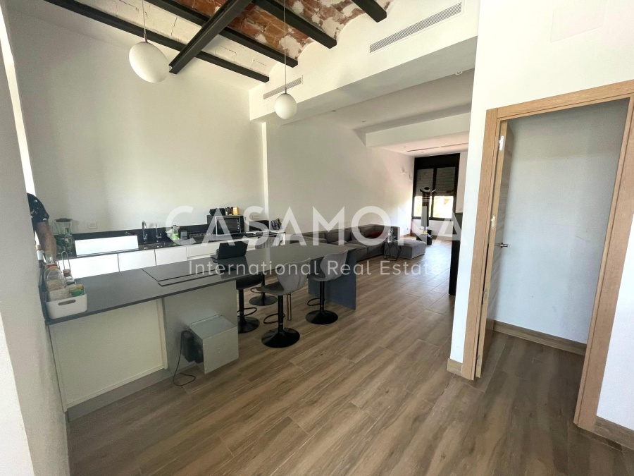 Triplex with Private Terrace and Three Bedrooms In Poble Nou