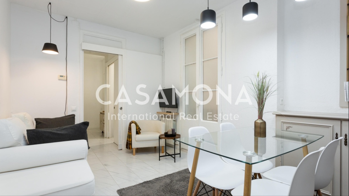 Appartamento minimalista con 2 camere da letto e balcone a Gracia