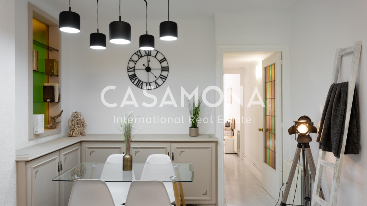 Appartamento minimalista con 2 camere da letto e balcone a Gracia